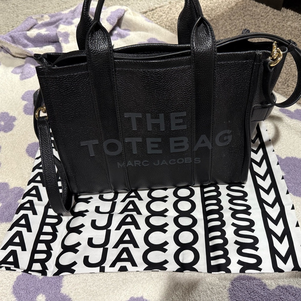 The Tote Bag by Marc Jacobs size medium- near perfect condition no blemishes